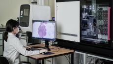 A clinician using the Lunit INSIGHT CXR software