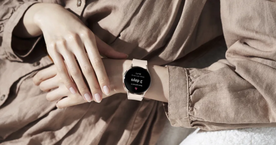 A person wearing a Samsung Galaxy Watch5 displaying a period prediction.
A person wearing a Samsung Galaxy Watch5 displaying a period prediction.