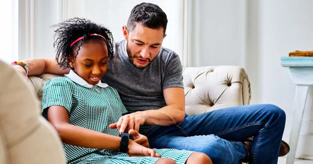 A child setting up a smartwatch with a parent
A child setting up a smartwatch with a parent