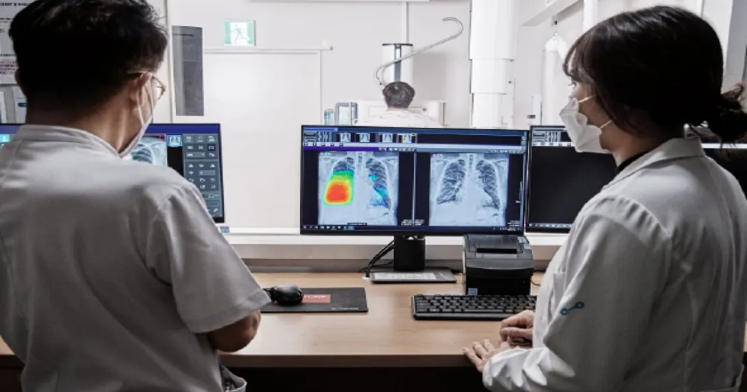 Radiologists checking an X-ray analysis from Lunit INSIGHT CXR Radiologists checking an X-ray analysis from Lunit INSIGHT CXR